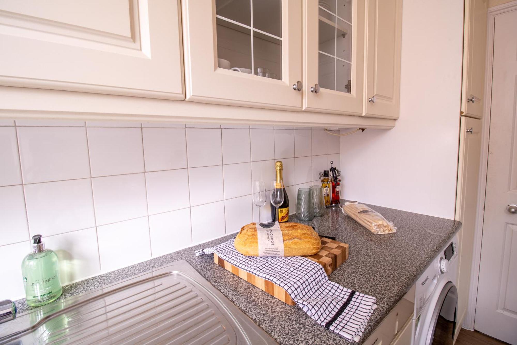 Cosy 2-Bedroom Apartment In Mayfair 8Cb - 4Th Floor No Elevator London Exteriör bild